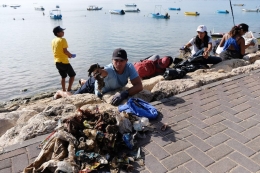 Warga negara asing yang juga pemerhati lingkungan memungut sampah dalam gerakan bersih pantai dan laut memperingati International Coastal Cleanup 2019 di Pantai Mertasari, Denpasar, Bali, Jumat (10/5/2019). | Nyoman Hendra Wibowo /AntaraFoto