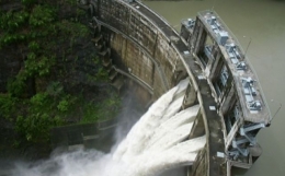 Waduk Air Terjun Siguragura, sumber tenaga air untuk PLTA Asahan (Foto: twisata.com)
