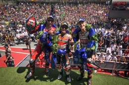 Perayaan podium di Catalunya 2019 (Petrucci, Marquez, dan Quartararo). (Motorplus-online.com)