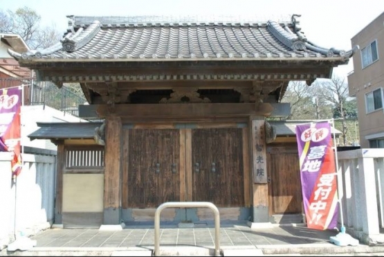 Aku dengan latar belakang pintu gerbang Chokin Buddist Temple, Chiba Castle
