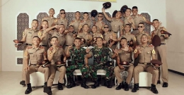 Bersama teman di Akademi TNI sebelum kembali ke akdemi masing masing (dokpri)