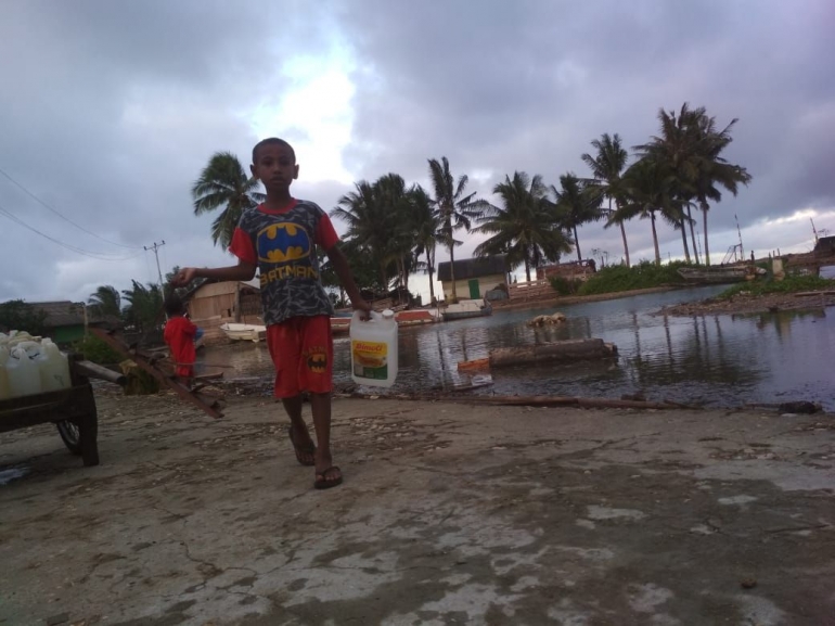 Seorang Anak Mencari Air Untuk Keperluan Hidup Mereka