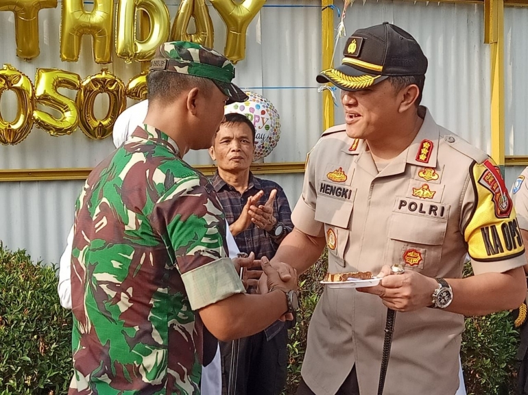 Kapolres Jakarta Barat beri ucapan selamat ulang tahun ke-39 kepada Dandim 0503/JB | dokpri