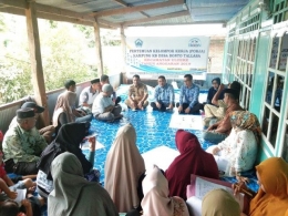 Pertemuan Pokja Kampung KB di Desa Bonto Tallasa dihadiri Kepala Desa (kiri depan).