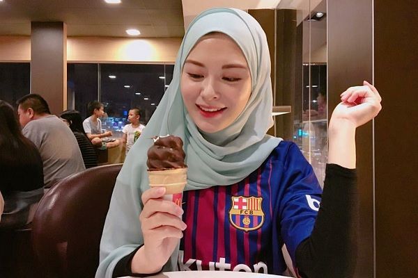Ayana Moon menggunakan jersey Barcelona dipadukan dengan style hijabnya yang pas. (Portalberita.com)