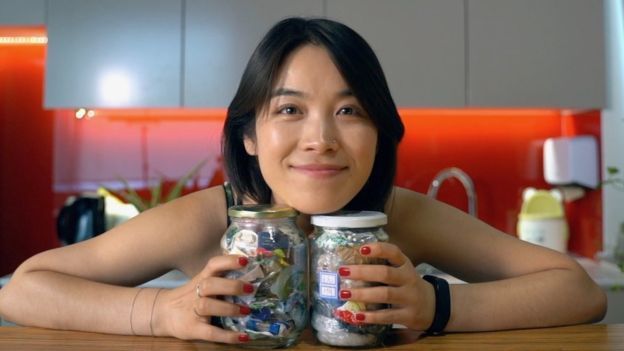 Carrie Yu dan dua toples sampah yang dikumpulkan selama tiga bulan (Foto BBC.com)