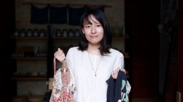 Hoang Thao dan tas buatan tangannya yang terbuat dari pakaian bekas (Foto BBC.com)