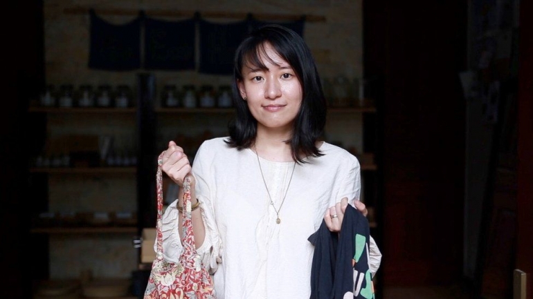 Hoang Thao dan tas buatan tangannya yang terbuat dari pakaian bekas (Foto BBC.com)