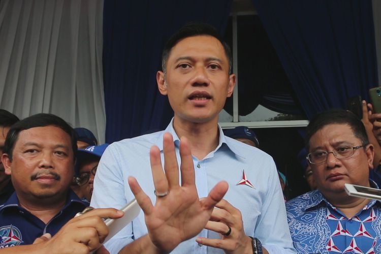 Komandan Kogasma Partai Demokrat Agus Harimurti Yudhoyono (AHY) menjelaskan tentang polarisasi, Politik Identitas dan Tidak Inklusif usai kampaye terbuka di GOR Bima Kota Cirebon, Kamis (11/4/2019). (Kompas.com/ MUHAMAD SYAHRI ROMDHON)