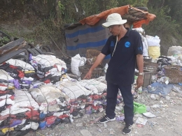 Ilustrasi: Penulis dan limbah kantong plastik di TPA Piyungan Bantul Yogyakarta. Sumber: Pribadi