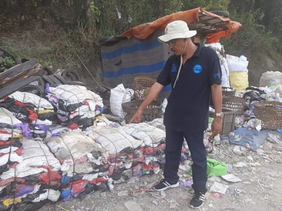 Ilustrasi: Penulis dan limbah kantong plastik di TPA Piyungan Bantul Yogyakarta. Sumber: Pribadi