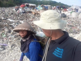 Ilustrasi: Penulis dan pemulung sampah di TPA Piyungan Bantul Yogyakarta. Sumber: Pribadi.