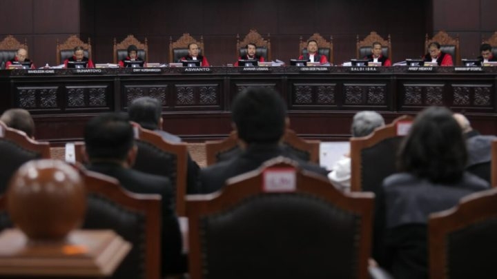 Sembilan hakim Mahkamah Konstitusi memimpin jalannya sidang gugatan PHPU Presiden 2019 yang digelar di Gedung MK, Jakarta, Jumat (14/6/2019). | [KOMPAS/HERU SRI KUMORO]