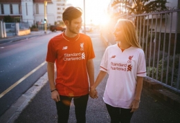 Pasangan pengguna jersey Liverpool. Manis yaaa... (Hipwee.com)