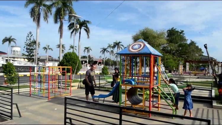 Anak anak sedang menikmati bermain di taman Kota Bengkulu (dokpri)