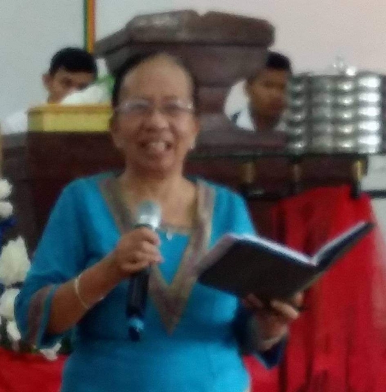Ruth Tandi Ramba dalam sebuah pelayanan di Gereja Toraja (sumber: https://m.facebook.com/ruthtandi.ramba)