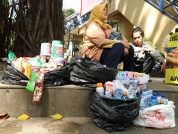 Pedagang Makanan Minuman Alas Kantong Plastik. Dok Pribadi.