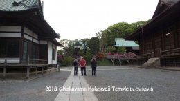    Dokumentasi pribadi  Soshido Hall, aula terbesar (sebelah kanan), dengan bangunan "penjaganya" (sebelah kiri) dan Shisoku-Mon Gate dibelakangnya, yang saling bertautan dengan Soshido Hall lewat jembatan kayu.