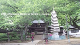  Dokumentasi pribadi  Salah satu bagian dari Nakayama Hokekyoji Temple, sebuah pintu gerbang yang bersambungan sebagai gerbang dari lingkungan sekitarnya untuk membawa umat untuk bersembahyang.