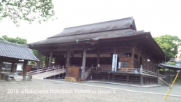   Dokumentasi pribadi         Bangunan aula kuil ini, Soshido, memakai material gelondongan kayu besi hitam, dan berumur lebih dari 800 tahun, dengan beberapa kali restorasi.   