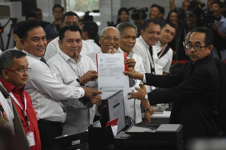 Ketua Tim Hukum Joko Widodo-Ma'ruf Amin, Yusril Ihza Mahendra (kedua kiri) bersama Direktur Hukum dan Advokasi Tim Kampanye Nasional (TKN) Joko Widodo-Ma'ruf Amin, Ade Irfan Pulungan (ketiga kiri) dan tim menunjukkan tanda terima penyerahan draf bukti-bukti keterangan selaku pihak terkait dalam PHPU Pilpres 2019 dari petugas di Gedung Mahkamah Konstitusi, Jakarta, Kamis (13/6/2019). TKN menyerahkan bukti-bukti jawaban atas materi gugatan Badan Pemenangan Nasional (BPN) Prabowo-Sandi Terkait Perselisihan Hasil Pemilihan Umum (PHPU). ANTARA FOTO/Indrianto Eko Suwarso/nz.