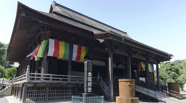 www.hokekyoji2010.wixsite.com Ketika ada ritual persembahyangan umat Buddha, semua kuil2 di Jepang akan berdandan untuk menyambut mereka. Dan semua komlpkes kuil3 di Jepang akan ramai, didatangi umat yang berbondong2 datang .....