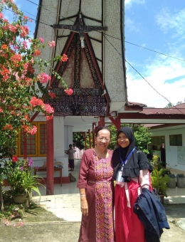 Siti Rogayah, utusan kegiatan Toraja Youth Camp 2018 dari Medan bersama Ruth Tandi Ramba (sumber: www.sitirogayah.com)