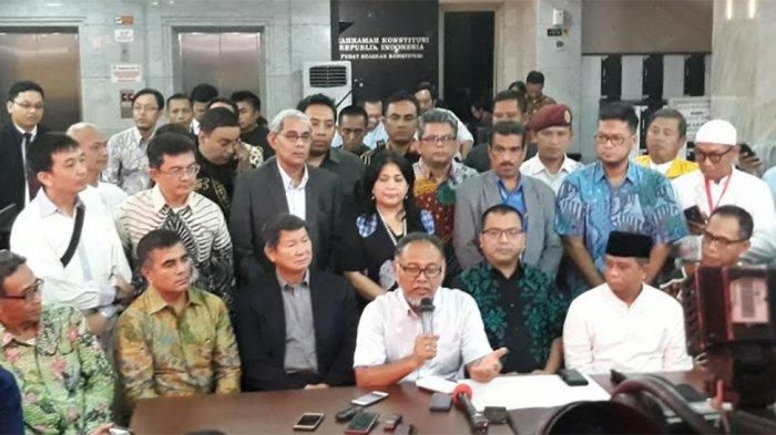 Ketua tim kuasa hukum Prabowo-Sandi, Bambang Widjojanto, saat memberikan keterangan di Gedung MK, Jakarta Pusat, Jumat (24/5/2019). Artikel ini telah tayang di Tribunjakarta.com dengan judul Ini 8 Pengacara Wakili Prabowo-Sandi Gugat Hasil Pilpres di Mahkamah Konstitusi (Sumber: jakarta.tribunnews.com)