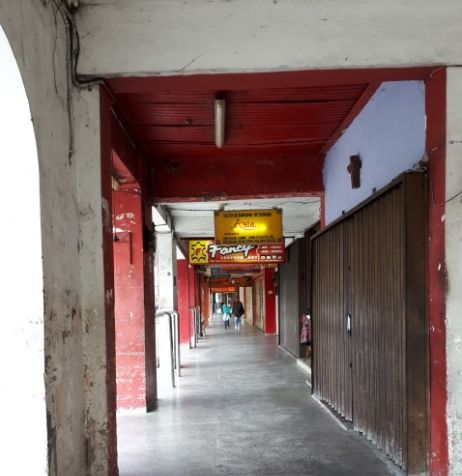 Koridor pertokoan di Jalan Malioboro yang tiap Selasa Wage dijadwalkan libur. Waktu senggang ini digunakan para pemilik usaha untuk bebersih. |Dokumentasi pribadi