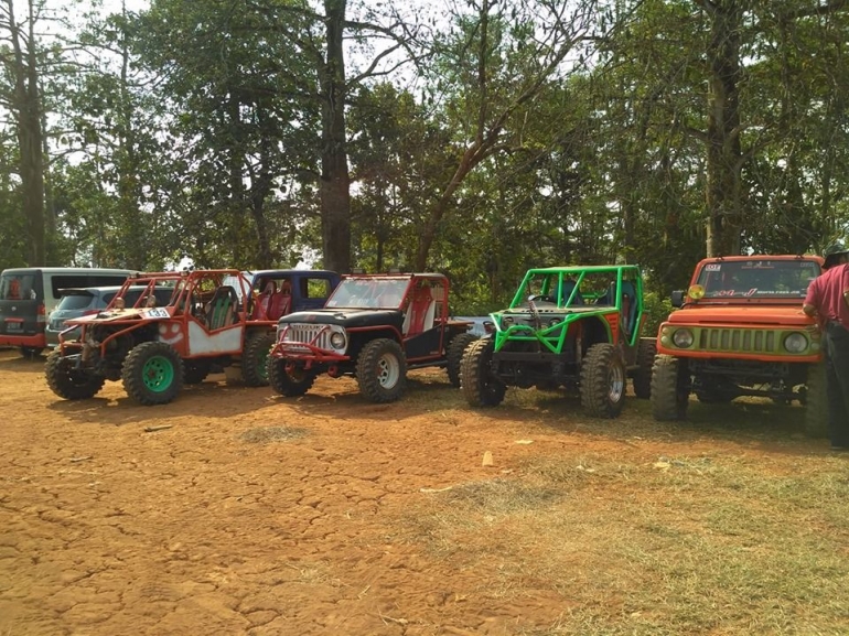 deretan mobil offroad siap ajak anda putar sekitar Logung foto dokpri