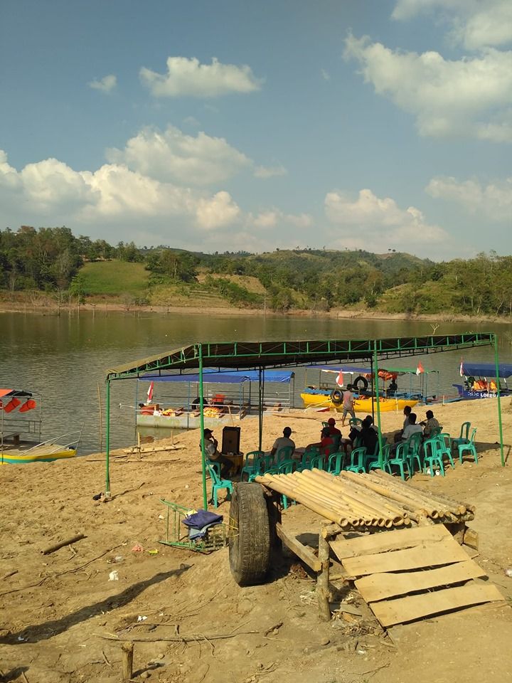 nunggu giliran naik perahu ...foto dokpri
