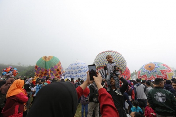 Salah Satu Pengunjung Berfoto di Wonosobo Balloon Air Attraction 2019 - Foto: Istimewa 