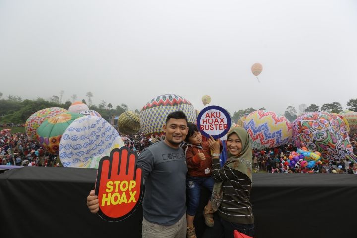 Pengunjung Booth STOP Hoax Indonesia Berfoto - Foto: Istimewa