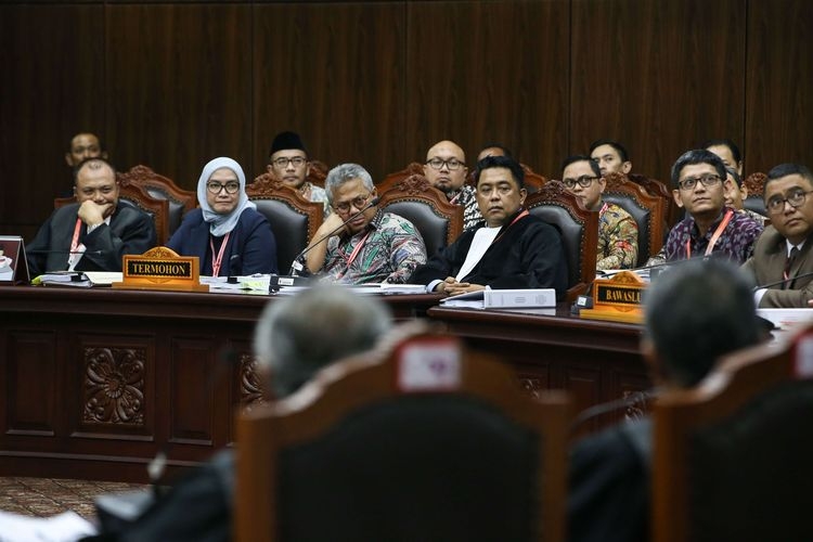 KOMPAS.COM/KRISTIANTO PURNOMO | Suasana sidang perdana sengketa pilpres 2019 di Gedung Mahkamah Konstitusi, Jakarta, Jumat (14/6/2019).