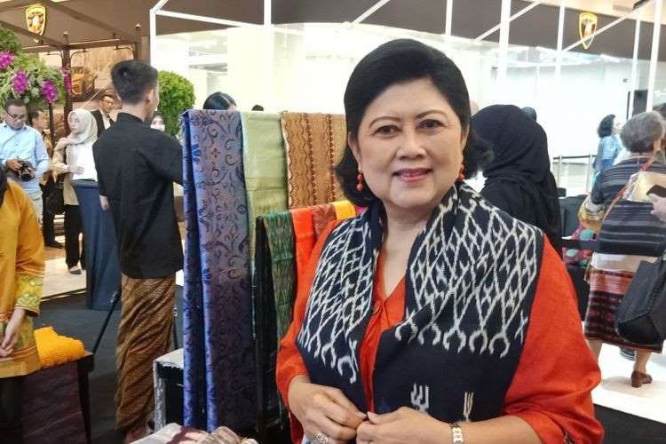 Foto Ani Yudhoyono ketika menghadiri pameran dan bazar tenun Cita Tenun Indonesia di Pacific Place, Jakarta, Kamis (15/11/2018). KOMPAS.com/Nabilla Tashandra