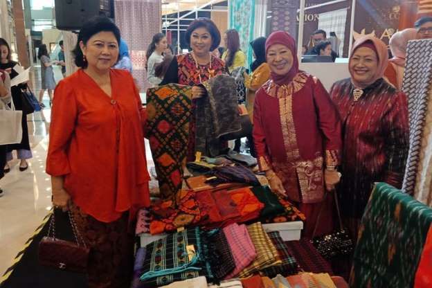 Ibu Ani Yudhoyono dan kecintaannya dengan wastra nusantara berupa batik maupun tenun | INSTAGRAM.COM/ANIYUDHOYONO. diambil dari akurat.com