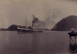 Schip in de baai van Ambon (KITLV, 1910)