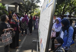 Orangtua dan calon siswa mengantre sebelum pendaftaran Penerimaan Peserta Didik Baru (PPDB) tingkat SMA-SMK di SMAN 2 Bandung, Jawa Barat, Senin (17/6/2019). (Antara Foto/M Agung Rajasa)