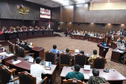 Suasana sidang lanjutan Perselisihan Hasil Pemilihan Umum (PHPU) Pilpres 2019 di gedung Mahkamah Konstitusi, Jakarta, Selasa (18/6/2019). Sidang tersebut beragendakan mendengarkan jawaban termohon, pihak terkait dan Bawaslu. ANTARA FOTO/Hafidz Mubarak A/wsj.(ANTARA FOTO/Hafidz Mubarak A)