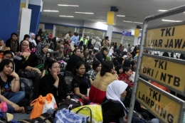 Para Pekerja Indonesia yang bersiap untuk mengadu nasib di negeri orang (Sumber gambar : https://www.jitunews.com)