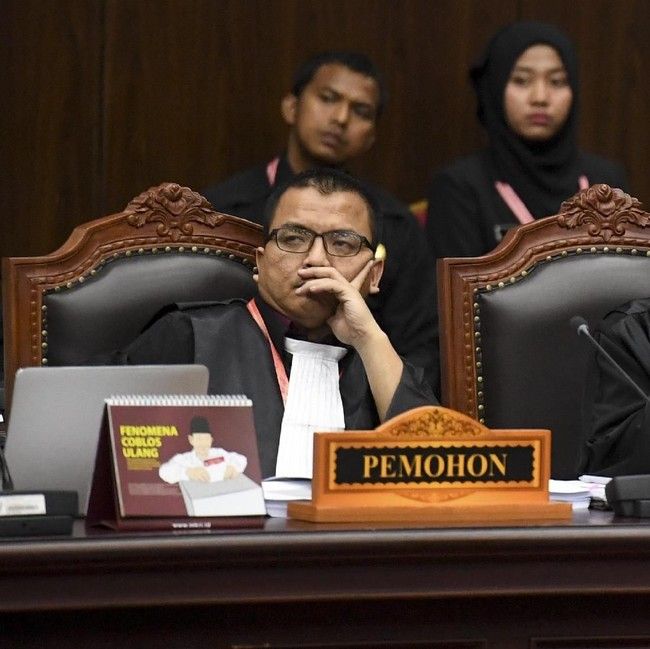 Tim  hukum Prabowo Denny Indrayana. (ANTARA FOTO/Hafidz Mubarak A)