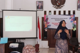 Ibu Dhika Maha Putri, Dosen Akuntansi Universitas Negeri Malang saat memberikan materi