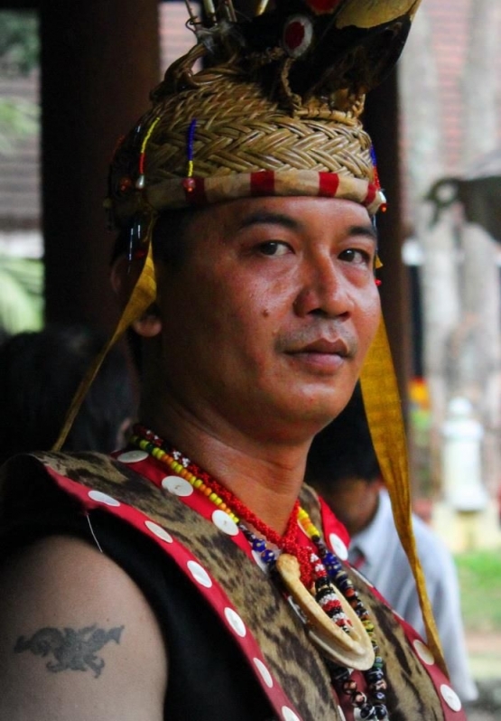 Penampil Kesenian Adat Kalimantan Timur Di Taman Mini Indonesia Indah (Dokumentasi Pribadi)