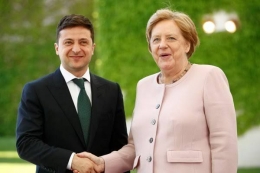 Kanselir Jerman Angela Merkel Kejang-kejang ketika menyambut Presiden Ukraina (news.solopos.com)