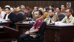 Saksi Tim Hukum Jokowi, Candra Irawan (baju batik) saat disumpah sebelum memberikan kesaksian di hadapan hakim konstitusi dalam sidang lanjutan sengketa Pilpres 2019 di Gedung MK, Jakarta, Jumat (21/6/2019). Candra merupakan tenaga ahli di Fraksi PDI Perjuangan. (Liputan6.com/Johan Tallo)