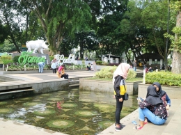 Taman Balkot Bandung. Patung Badak dan Kolam. Dok J.Krisnomo