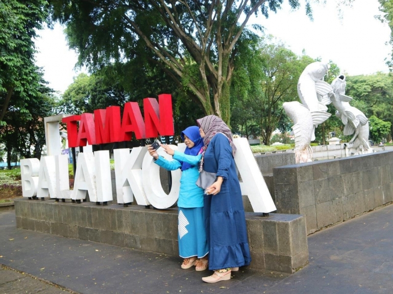 Taman Balkot Bandung dan Patung Ikan. Dok J.Krisnomo