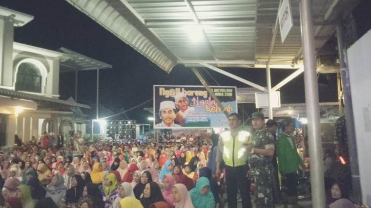 Suasana Pengajian Umum Di Masjid Al-Ittihad Desa Perning, Jetis, Mojokerto (Pendim 0815 Mjk)