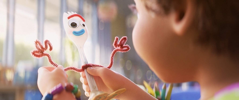 Bonnie membuat mainan yang diberinya nama Forky. Ia sayang sekali padanya | Dokumentasi IMDb/Pixar