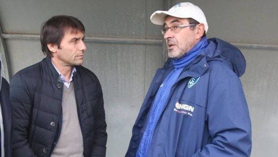 Antonio Conte dan Maurizio Sarri sedang berbincang di suatu kesempatan. (calciomercatto.it)